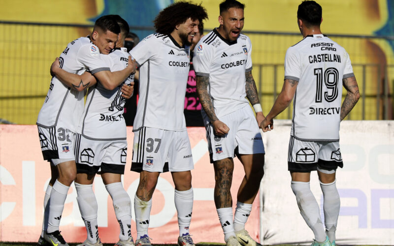 Jugadores de Colo-Colo celebrando un gol.