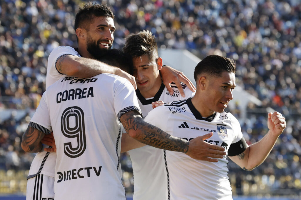 Jugadores de Colo-Colo celebrando el gol del triunfo sobre Everton.