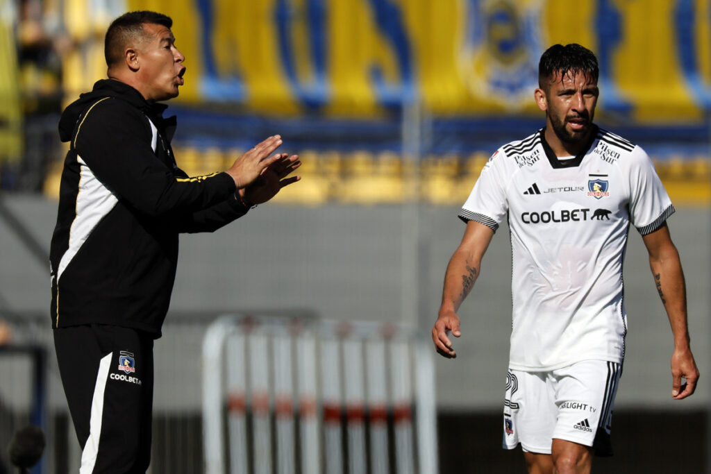 Jorge Almirón entregándole instrucciones a Mauricio Isla.