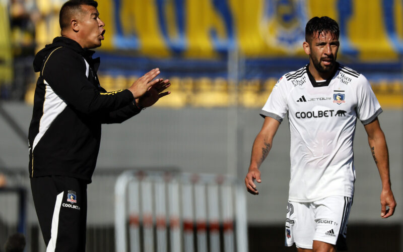 Jorge Almirón entregándole instrucciones a Mauricio Isla.