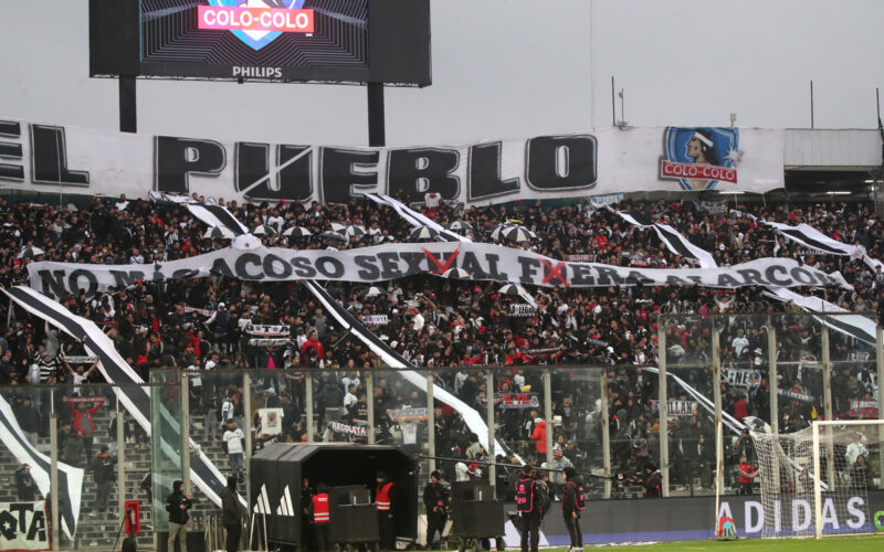 Garra Blanca en el Estadio Monumental.