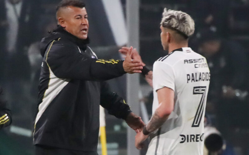 Jorge Almirón estrechando la mano de Carlos Palacios.