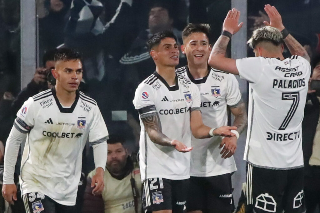 Jugadores de Colo-Colo celebrando un gol.