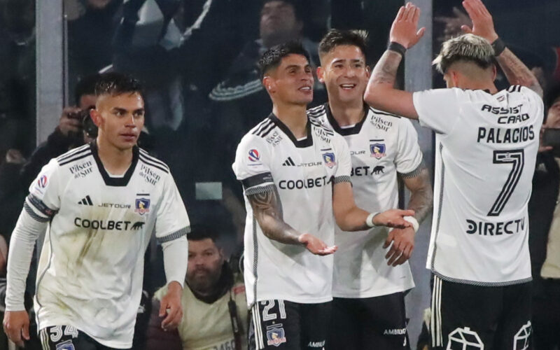 Jugadores de Colo-Colo celebrando un gol.