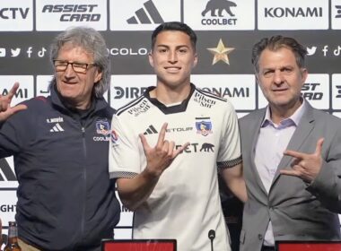 Aníbal Mosa y Daniel Morón acompañando a Jonathan Villagra en su presentación como nuevo jugador de Colo-Colo.