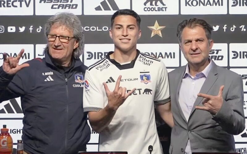 Aníbal Mosa y Daniel Morón acompañando a Jonathan Villagra en su presentación como nuevo jugador de Colo-Colo.