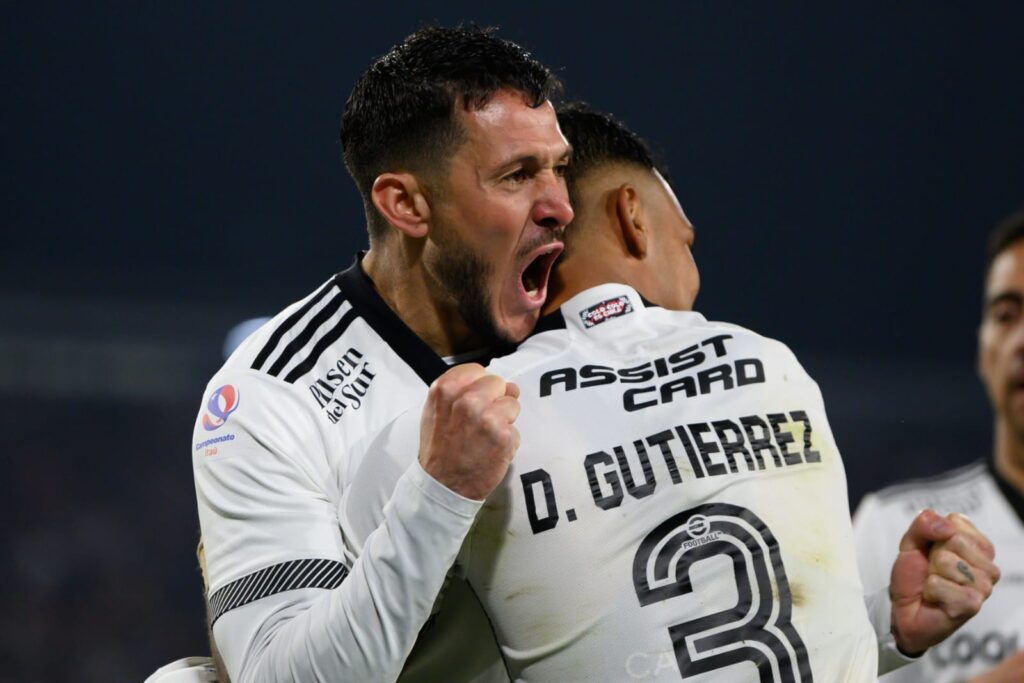 Ramiro González celebrando su primer gol con la camiseta de Colo-Colo.