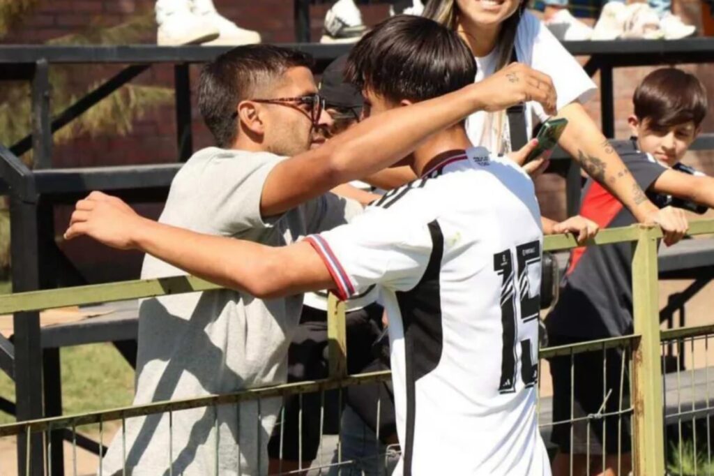 Ramón y su hijo Valentino Fernández abrazados después de un gol de Colo-Colo Sub-15.