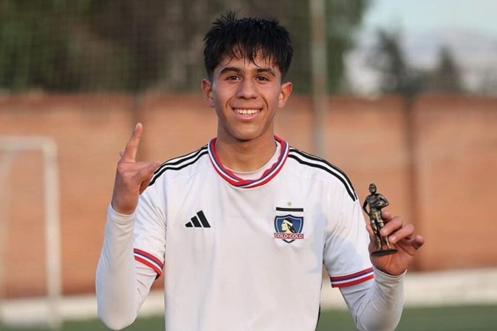 Valentino Fernández con el premio a jugador del partido.