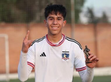 Valentino Fernández con el premio a jugador del partido.