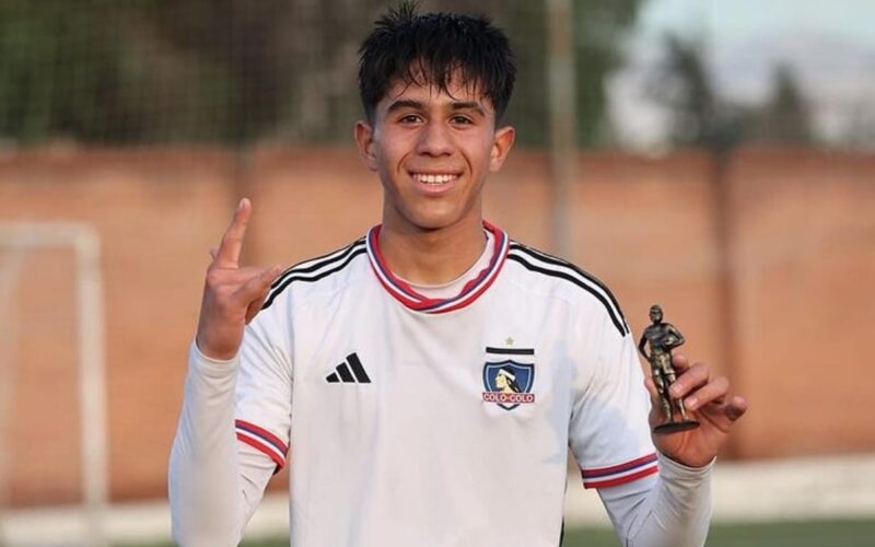 Valentino Fernández con el premio a jugador del partido.