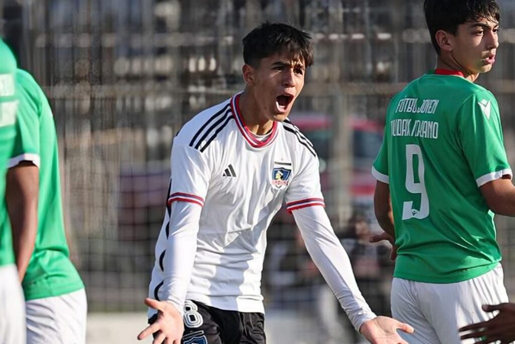 Valentino Fernández celebrando un gol con Colo-Colo frente a Audax Italiano.