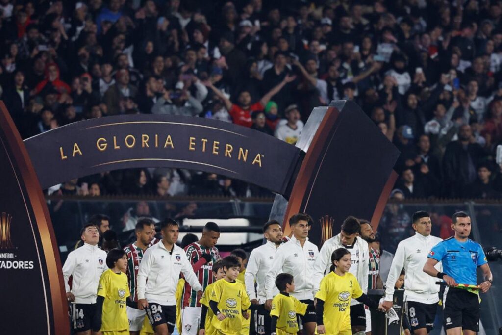 Colo-Colo entrando a la cancha para enfrentar a Fluminense.