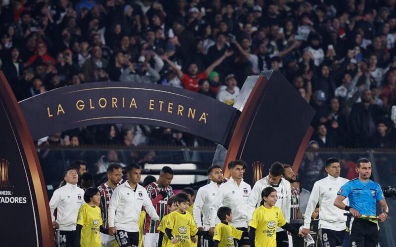 Colo-Colo entrando a la cancha para enfrentar a Fluminense.