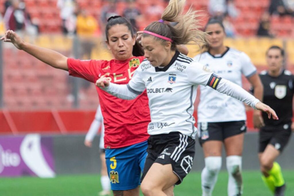 La jugadora de Colo-Colo, Yanara Aedo, disputando un balón.