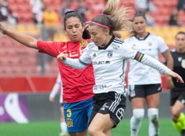 La jugadora de Colo-Colo, Yanara Aedo, disputando un balón.