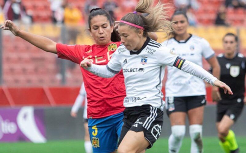 La jugadora de Colo-Colo, Yanara Aedo, disputando un balón.