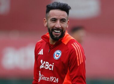 Primer plano al lateral derecho de la selección chilena, Mauricio Isla.