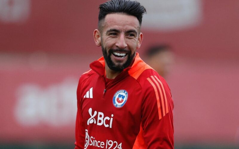 Primer plano al lateral derecho de la selección chilena, Mauricio Isla.