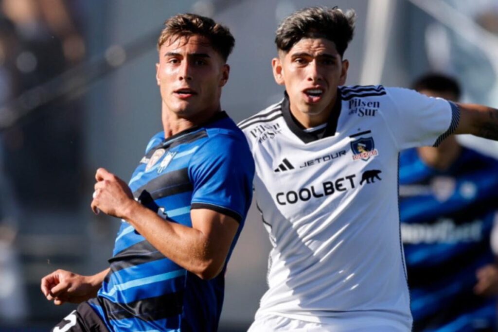 Carlos Palacios y Santiago Silva, disputando un balón.