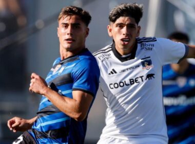 Carlos Palacios y Santiago Silva, disputando un balón.