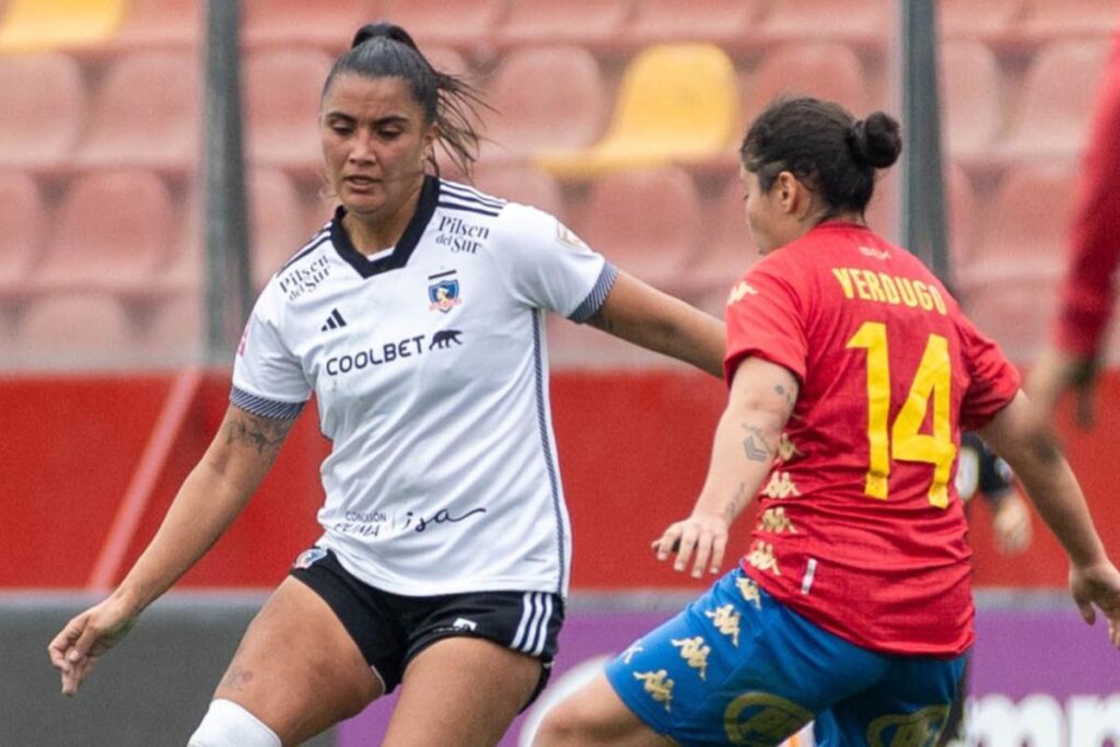 María José Urrutia disputando un balón en el duelo entre Colo-Colo y Unión Española.