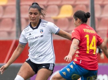 María José Urrutia disputando un balón en el duelo entre Colo-Colo y Unión Española.