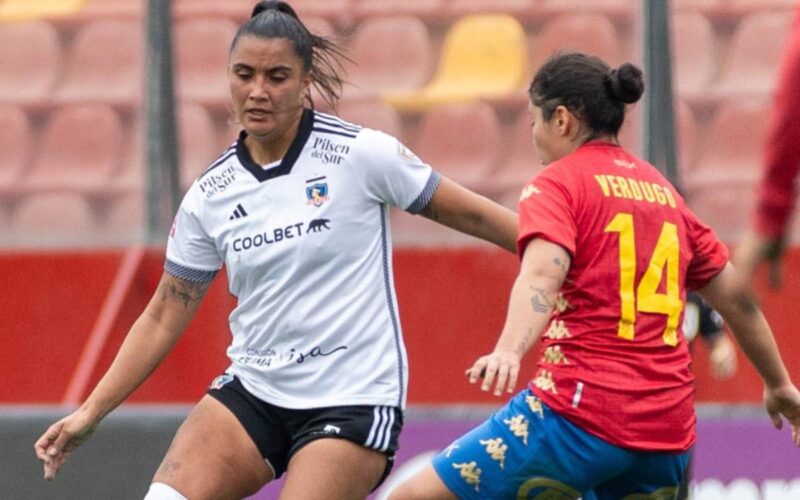 María José Urrutia disputando un balón en el duelo entre Colo-Colo y Unión Española.