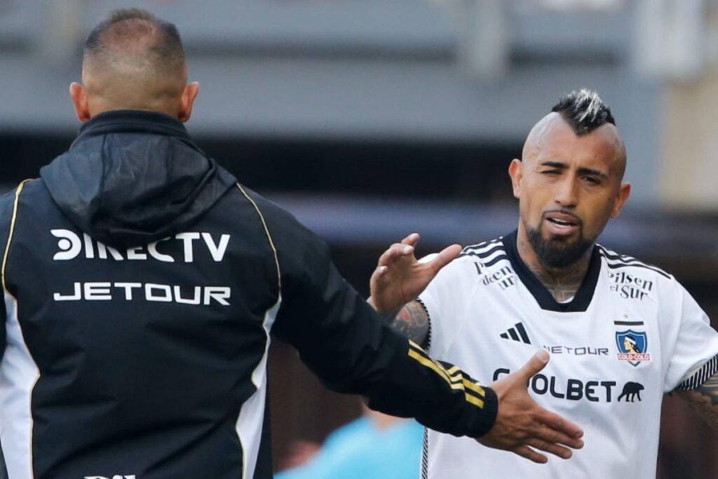 El técnico de Colo-Colo, Jorge Almirón, junto con el volante Arturo Vidal.