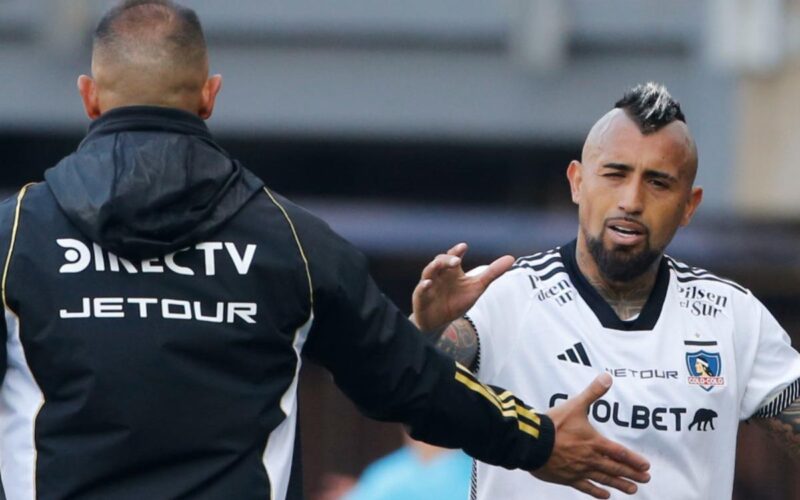 El técnico de Colo-Colo, Jorge Almirón, junto con el volante Arturo Vidal.