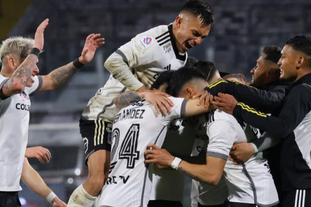 Jugadores de Colo-Colo celebrando un gol.