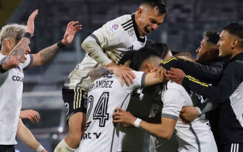 Jugadores de Colo-Colo celebrando un gol.