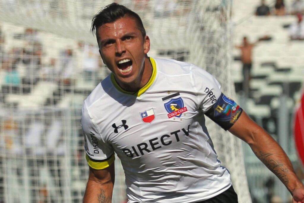 El ex jugador de Colo-Colo, Gonzalo Fierro, Celebrando un gol.