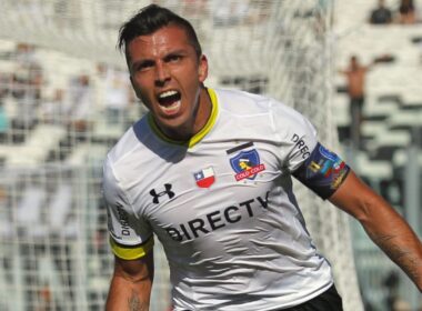 El ex jugador de Colo-Colo, Gonzalo Fierro, Celebrando un gol.