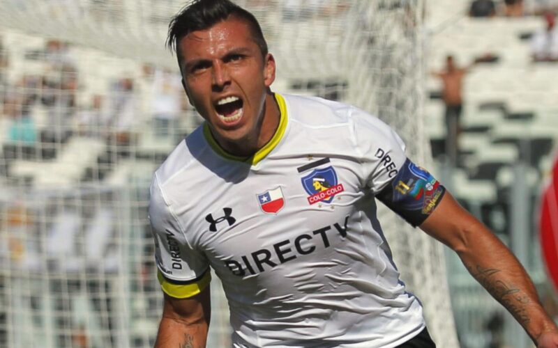 El ex jugador de Colo-Colo, Gonzalo Fierro, Celebrando un gol.