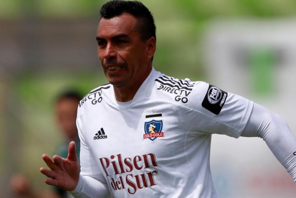 El jugador Esteban Paredes durante la temporada 2020 con Colo-Colo.