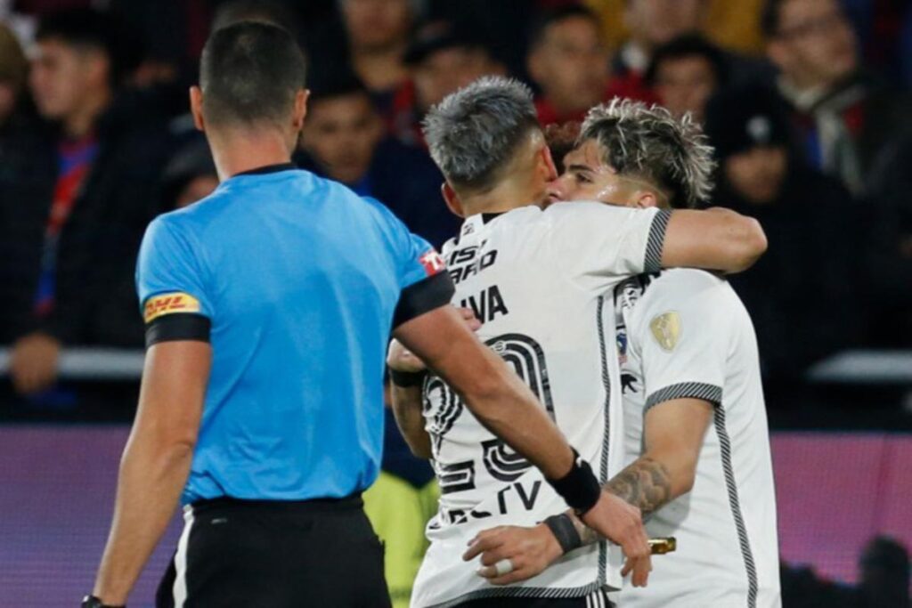 Carlos Palacios y Guillermo Paiva celebrando un gol contra Cerro Porteño por Copa Libertadores.