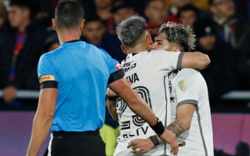 Carlos Palacios y Guillermo Paiva celebrando un gol contra Cerro Porteño por Copa Libertadores.