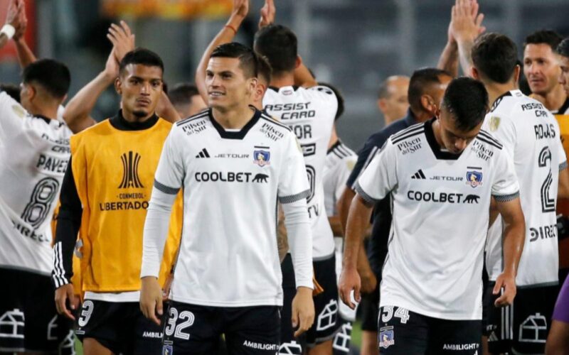 Jugadores de Colo-Colo en el partido frente Godoy Cruz por Copa Libertadores.