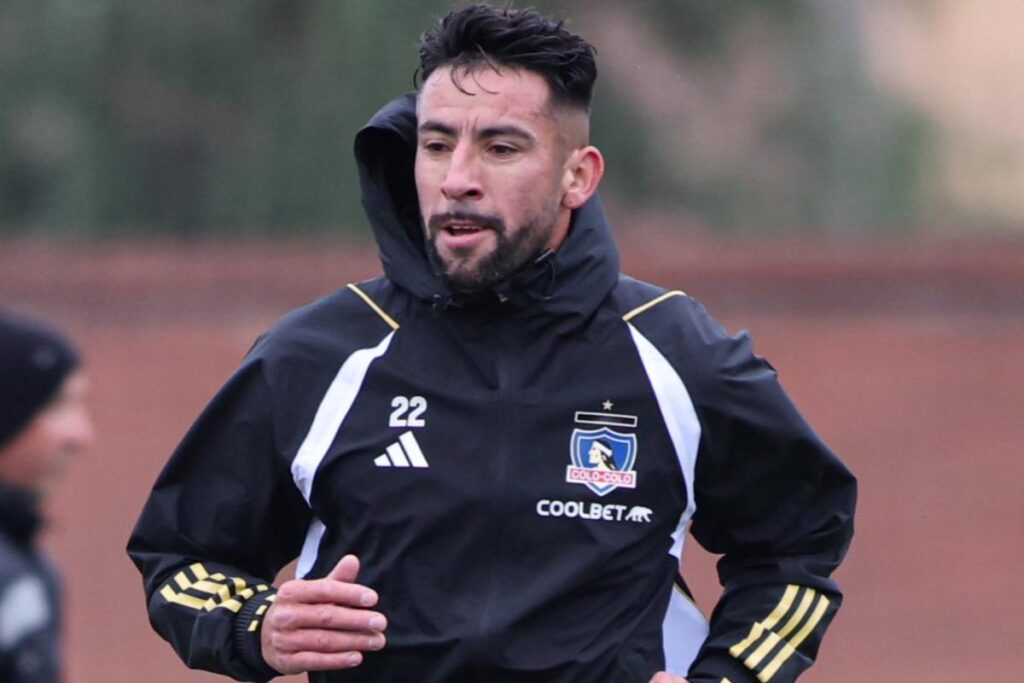 El jugador de Colo-Colo, Mauricio Isla, durante un entrenamiento.