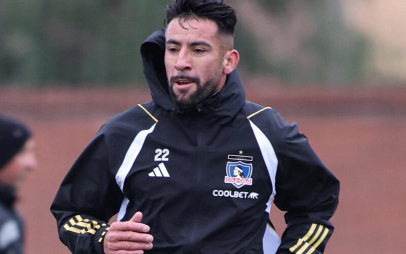 El jugador de Colo-Colo, Mauricio Isla, durante un entrenamiento.