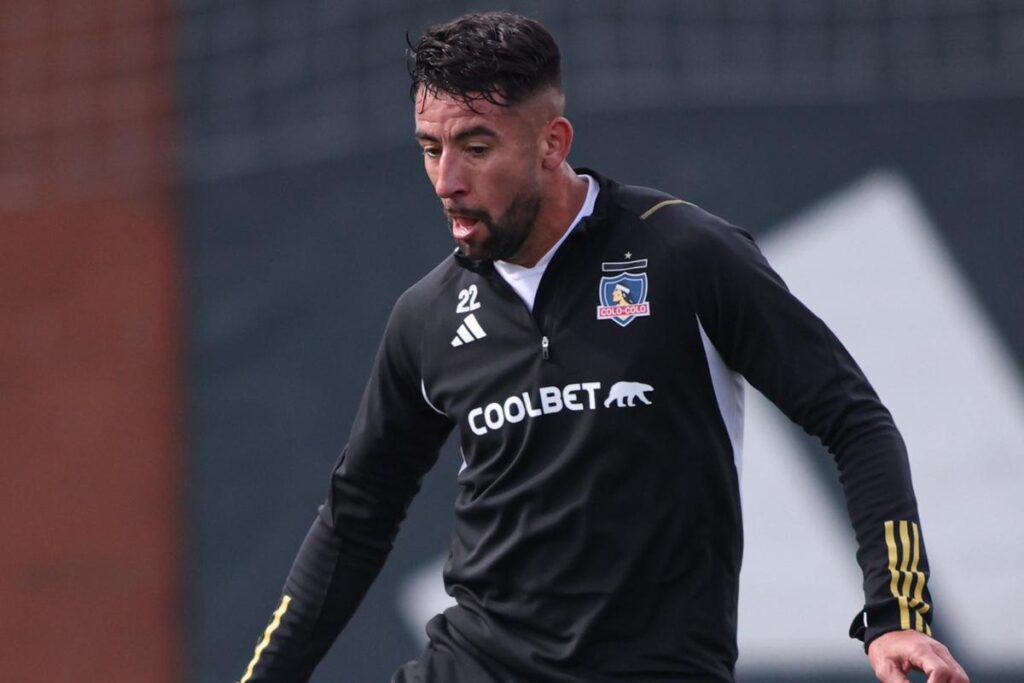 Mauricio Isla durante un entrenamiento con Colo-Colo.