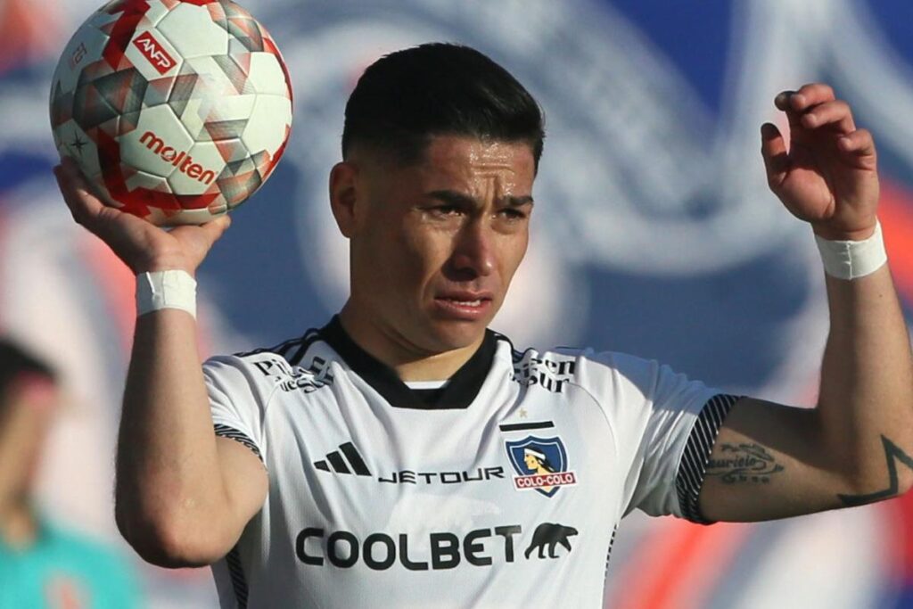 Óscar Opazo durante el partido de Colo-Colo frente a Universidad de Chile.