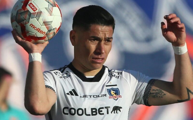 Óscar Opazo durante el partido de Colo-Colo frente a Universidad de Chile.