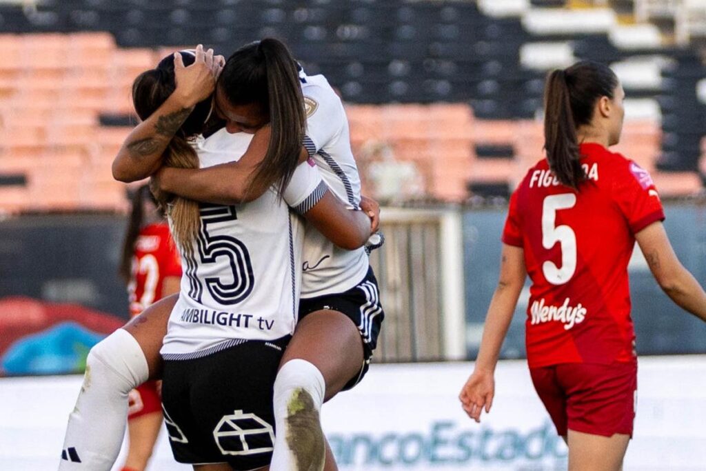 Jugadores Colo-Colo durante el duelo frente a Universidad Católica.