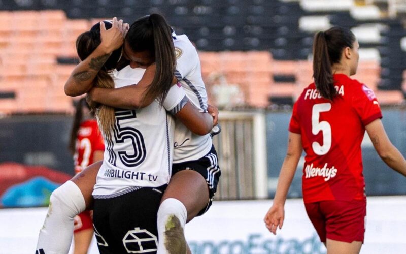 Jugadores Colo-Colo durante el duelo frente a Universidad Católica.