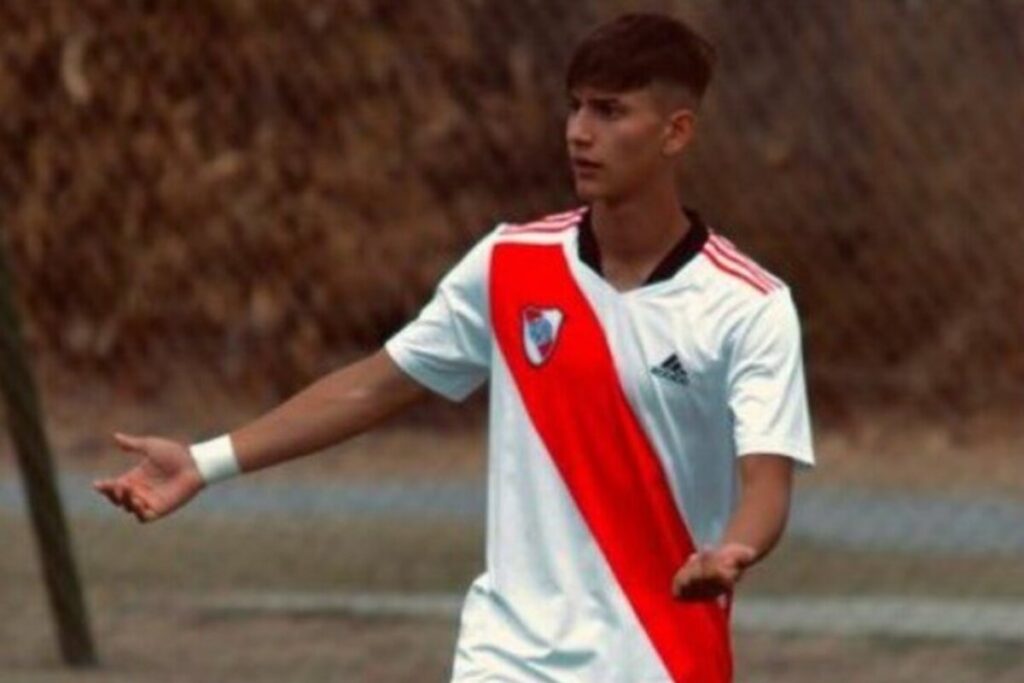 Martín Lucero con la camiseta de River Plate.