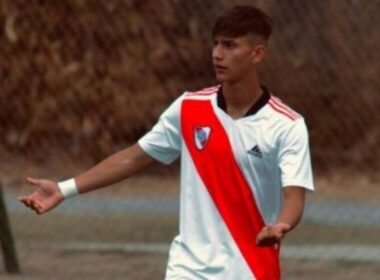 Martín Lucero con la camiseta de River Plate.