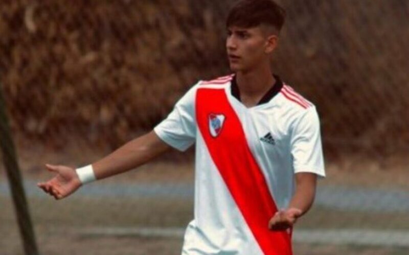 Martín Lucero con la camiseta de River Plate.