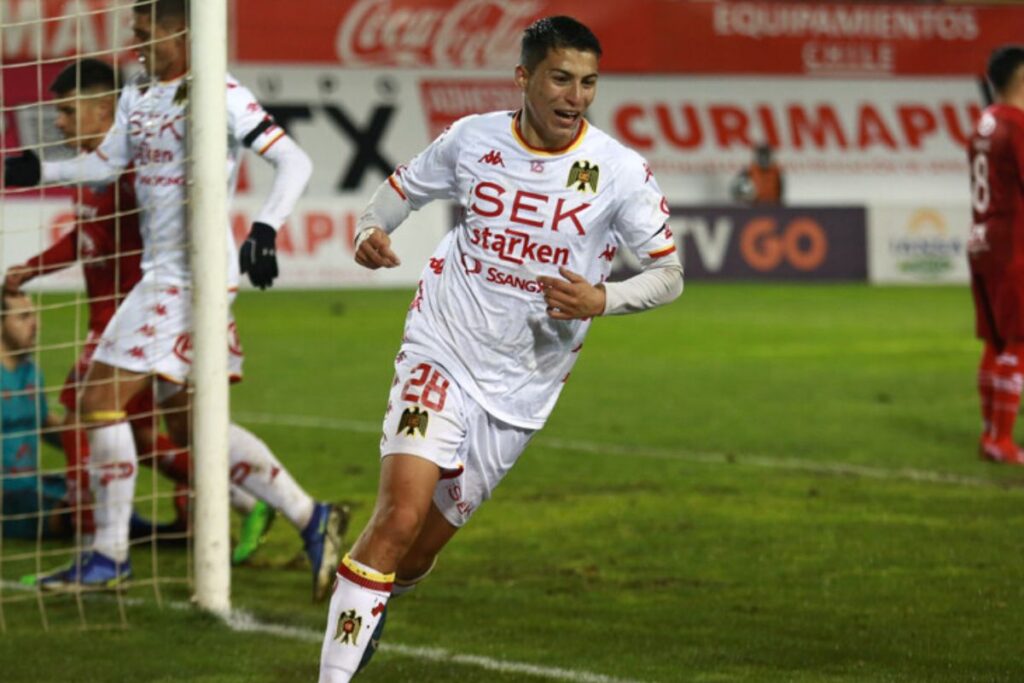 Jonathan Villagra con la camiseta blanca de Unión Española.